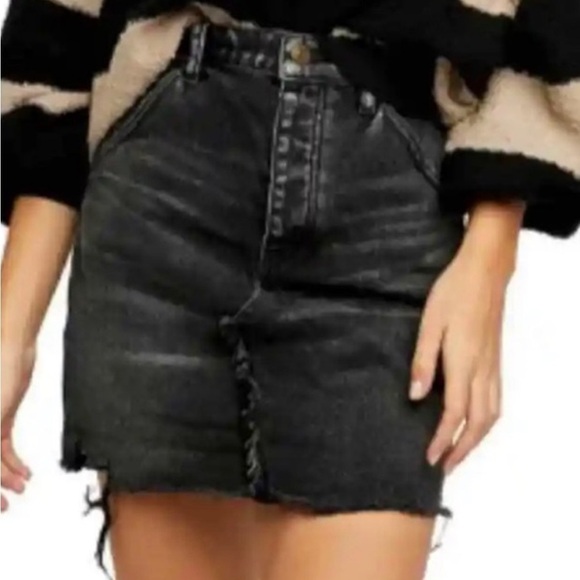 We The Free by Free People BREA CUT OFF DENIM SKIRT SIZE 24 Black Distressed - Picture 1 of 13